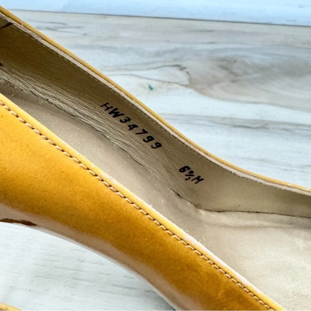 STUART WEITZMAN Classic Stilettos Gold bronze yellow Sz 6.5 HW 34799